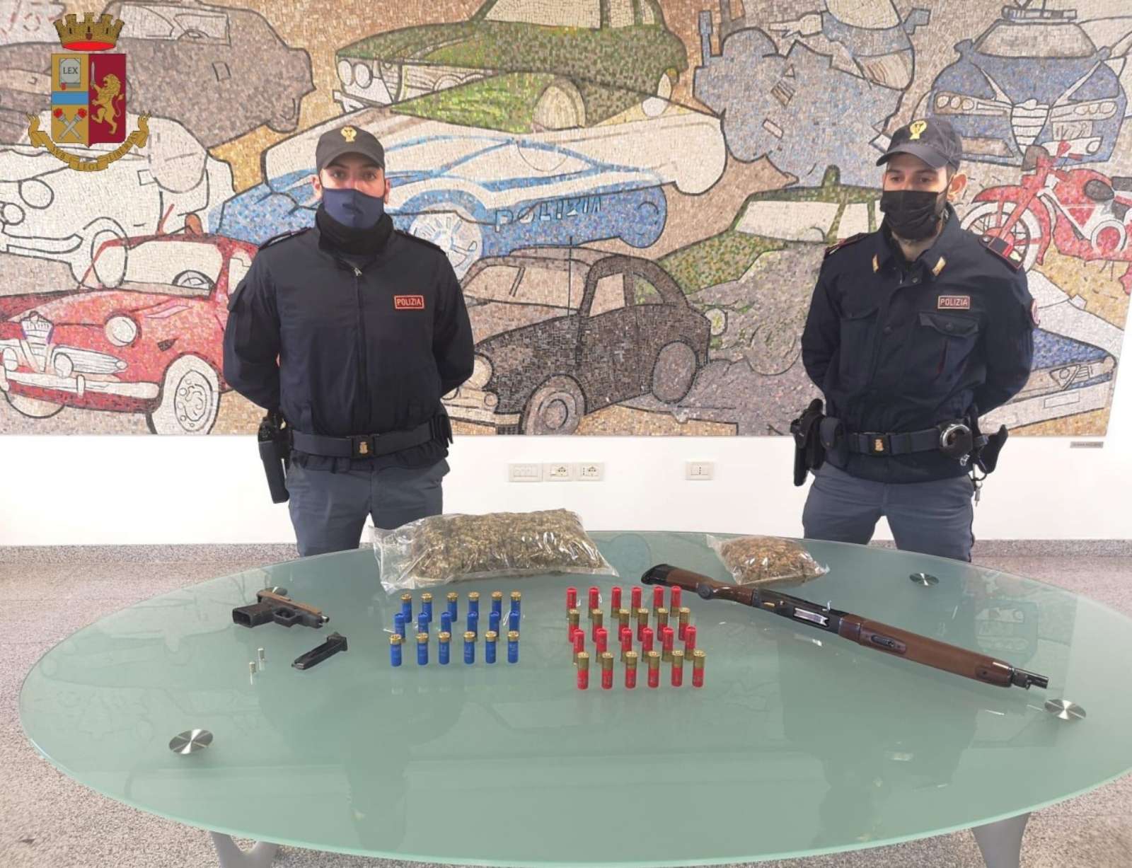 PORDENONE: LA POLIZIA DI STATO SEQUESTRA PISTOLA, FUCILE A POMPA E MARIJUANA. DUE ARRESTI.